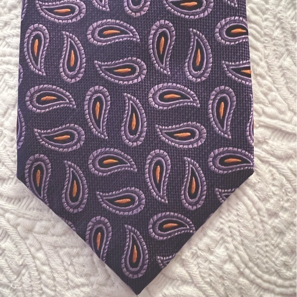 PAUL Fredrick purple paisley tie, 100% silk, 57” x 4”. - Picture 4 of 6
